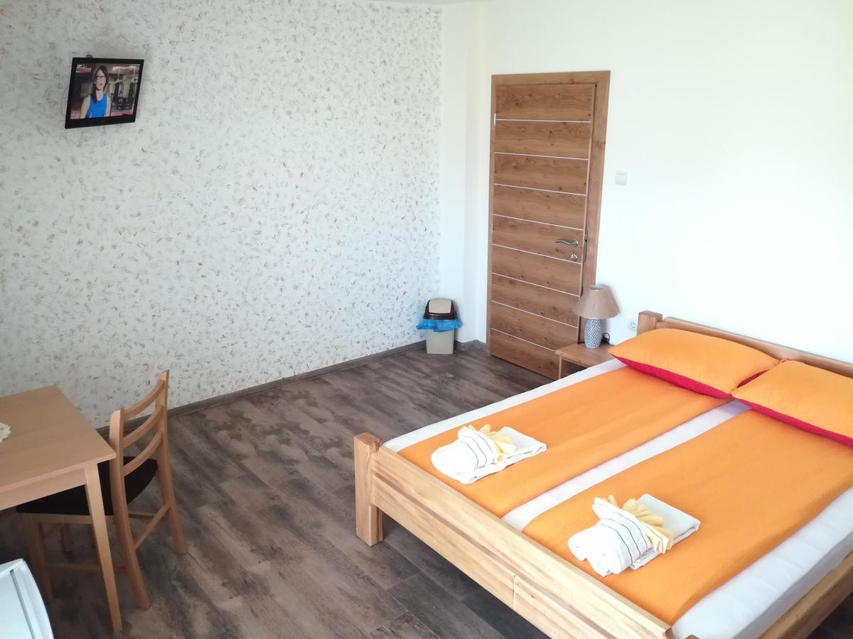 Rooms Ana Korenica Kültér fotó
